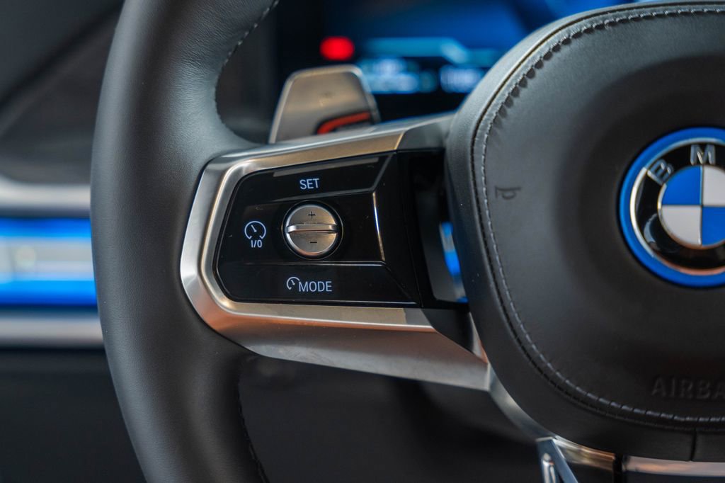 Used 2025 BMW 750e xDrive image 30