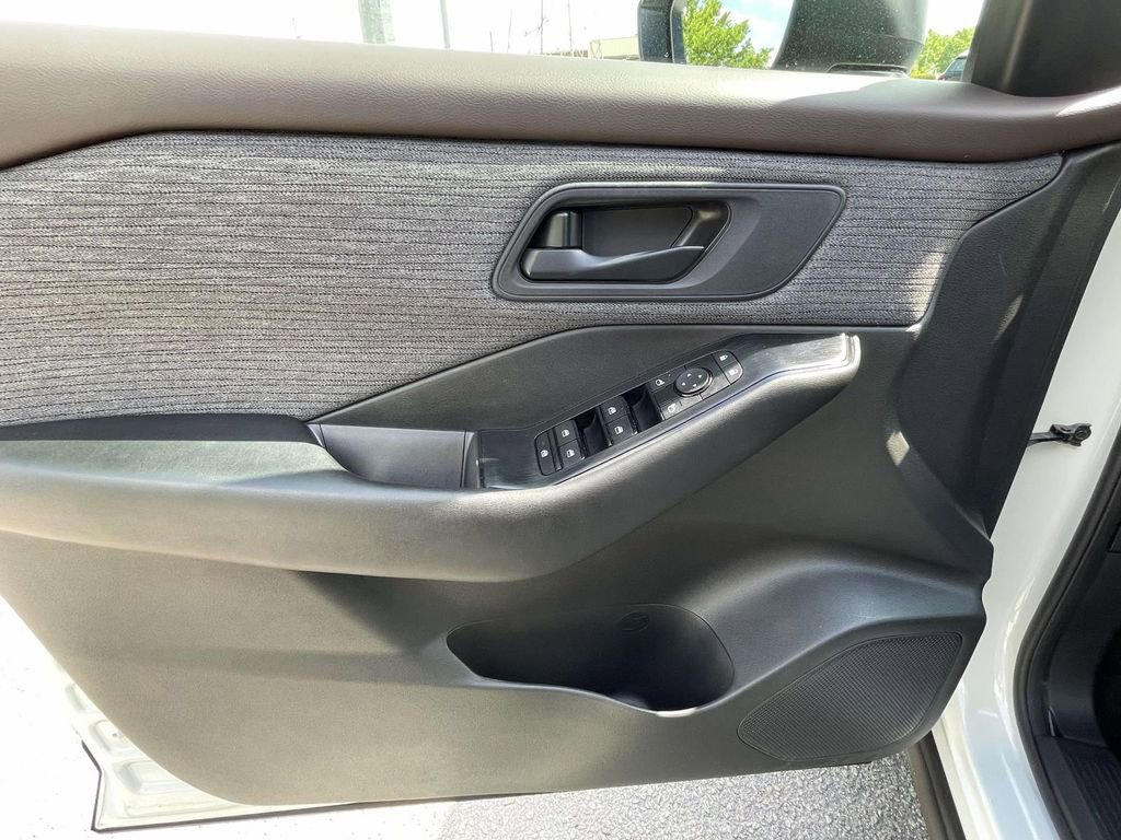 Used 2023 Nissan Rogue S image 13