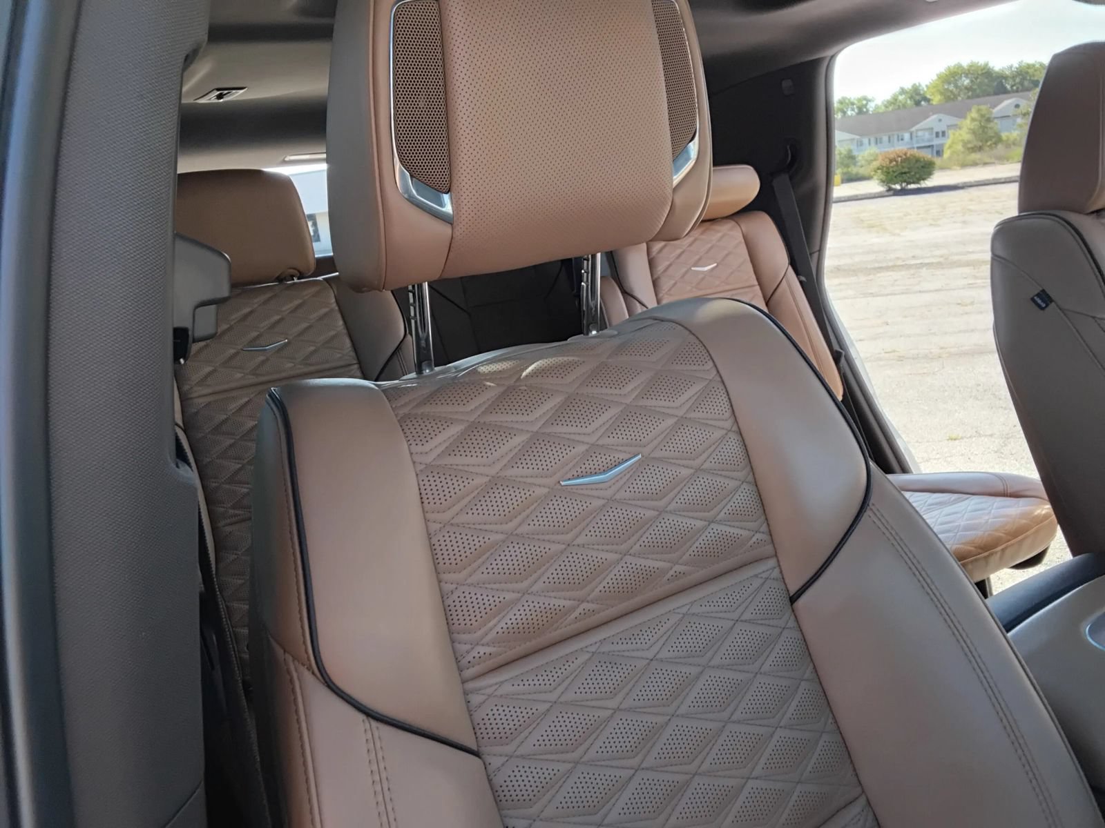 Used 2021 Cadillac Escalade Premium Luxury AWD/4WD image 17