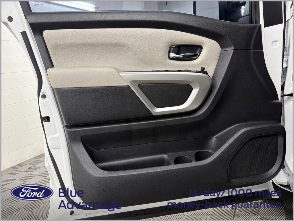 Used 2023 Nissan Titan SV w/ SV Convenience Package RWD image 3