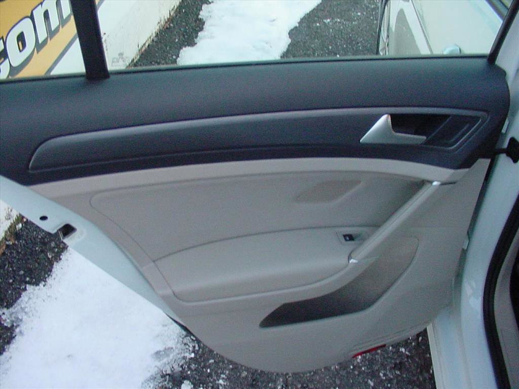 Used 2019 Volkswagen Golf S image 5