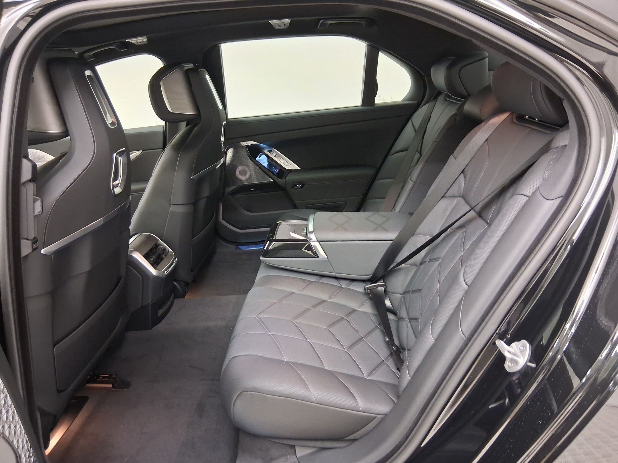 New 2026 BMW i7 M70 w/ Executive Package AWD/4WD image 13