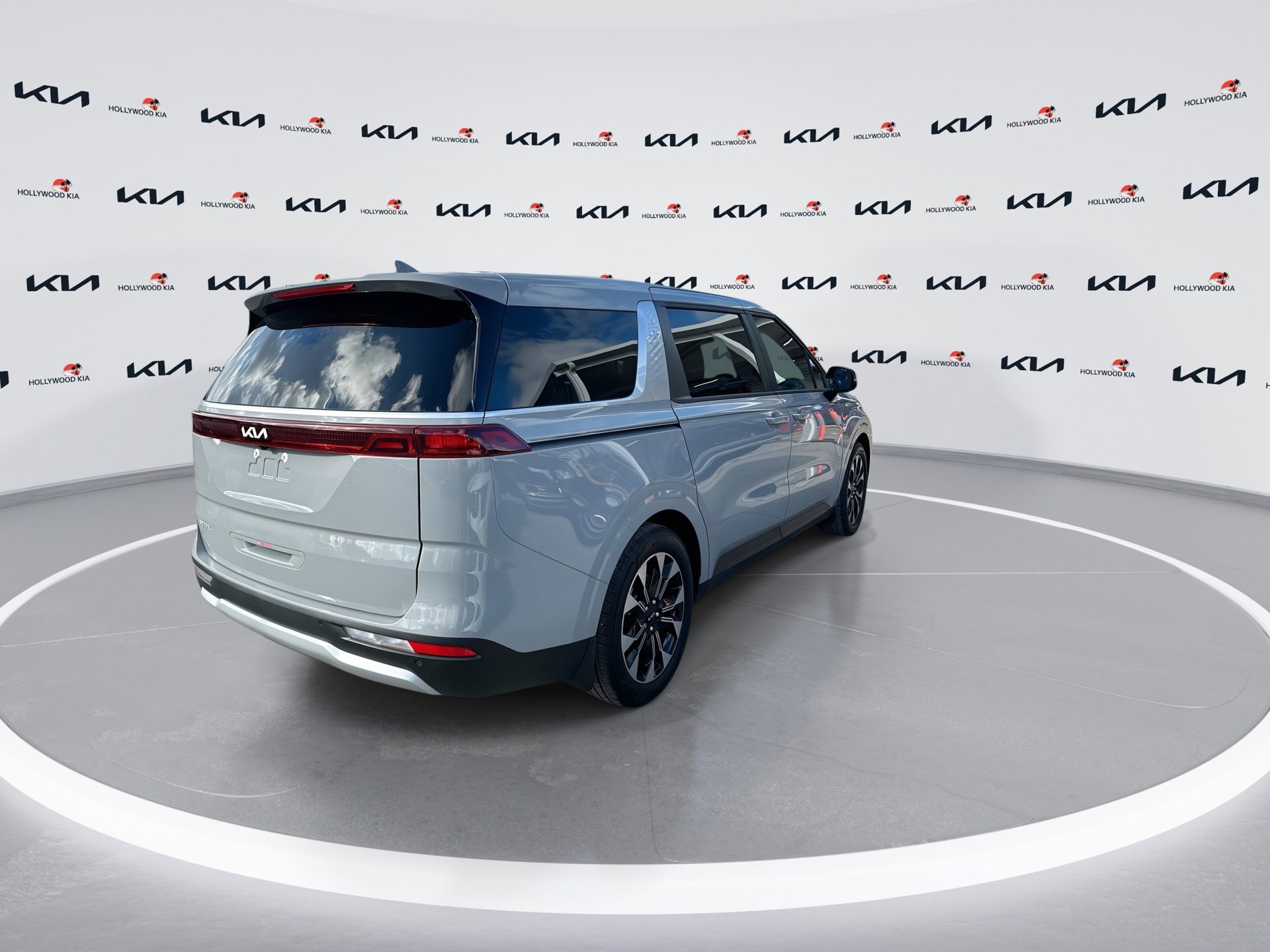 Used 2024 Kia Carnival EX image 8