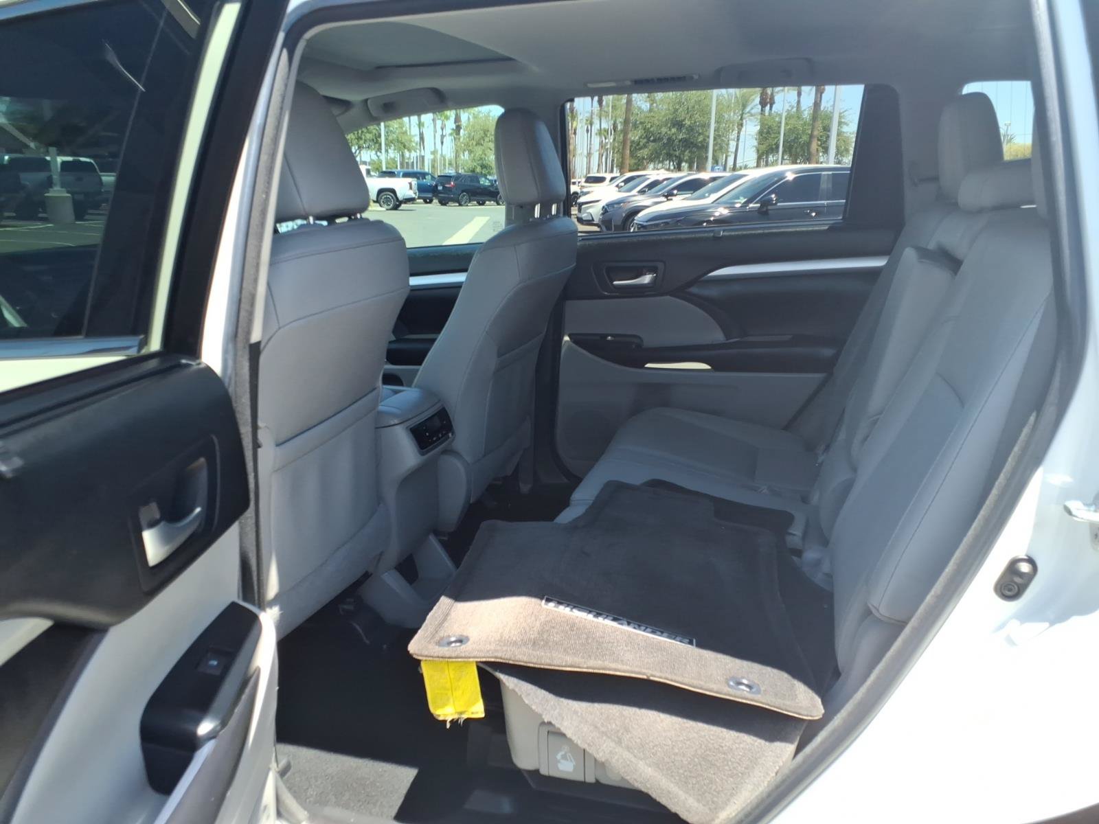 Used 2018 Toyota Highlander XLE AWD/4WD image 10
