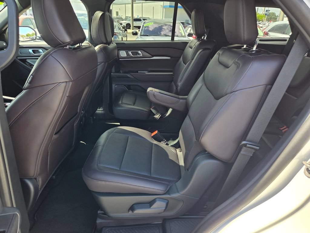 Used 2025 Ford Explorer Platinum RWD image 7