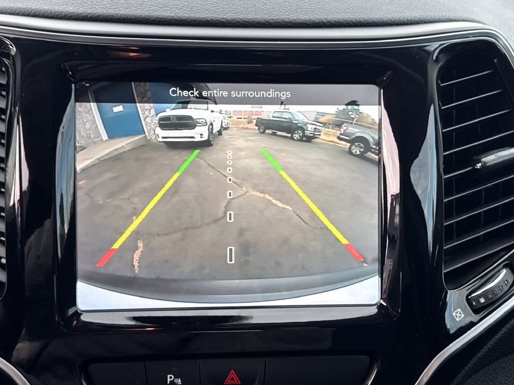 Used 2019 Jeep Cherokee Limited AWD/4WD image 11