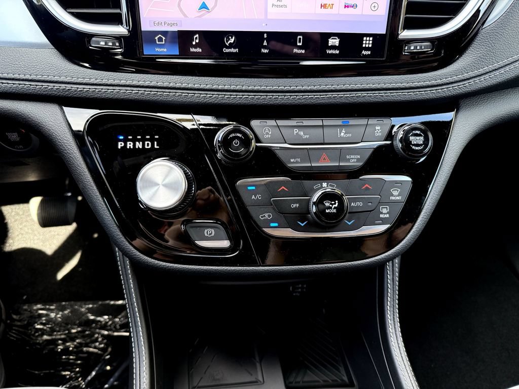 New 2026 Chrysler Pacifica Limited w/ Uconnect Theater Family Group FWD image 19