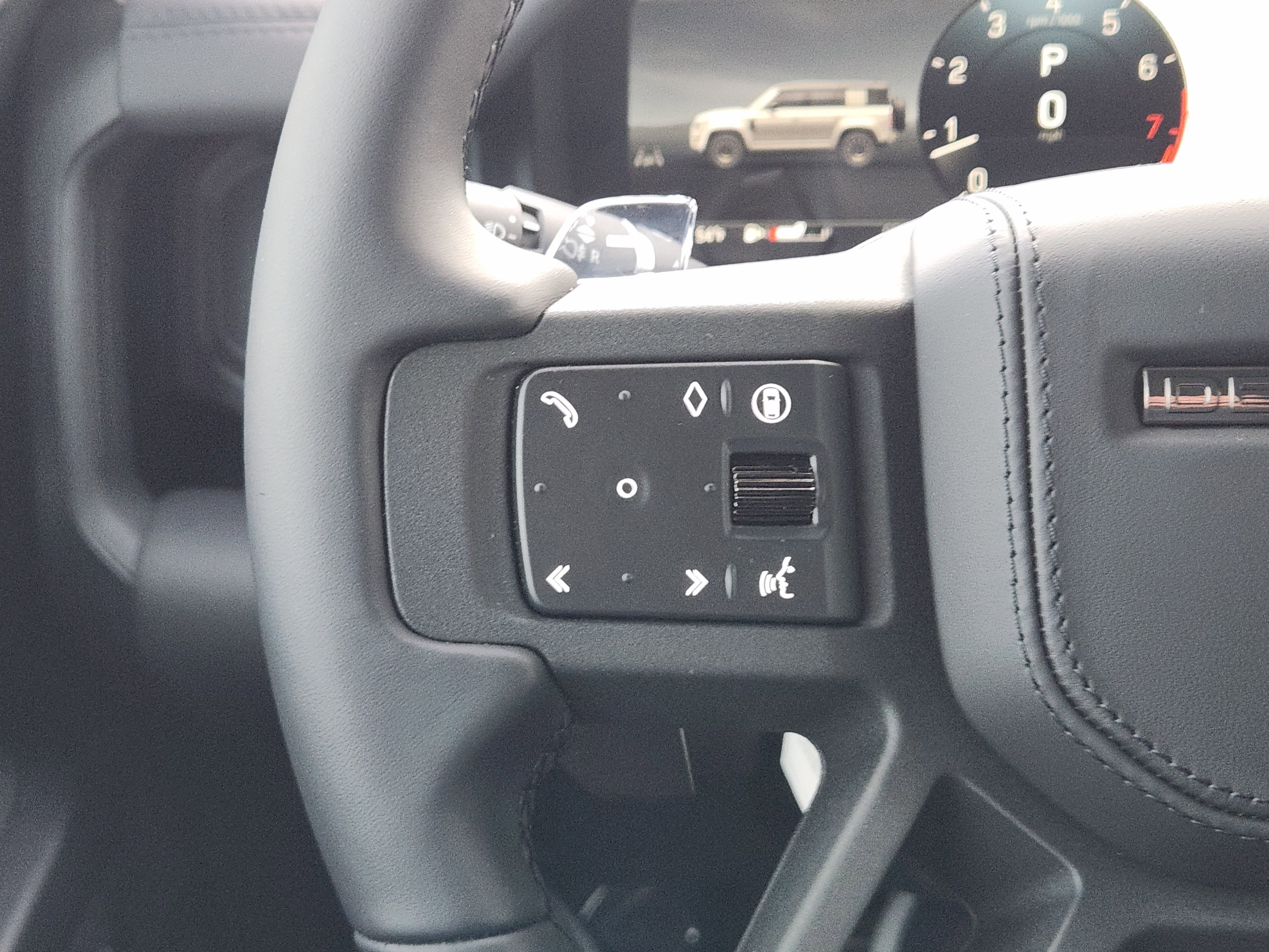 Certified 2025 Land Rover Defender 110 image 30