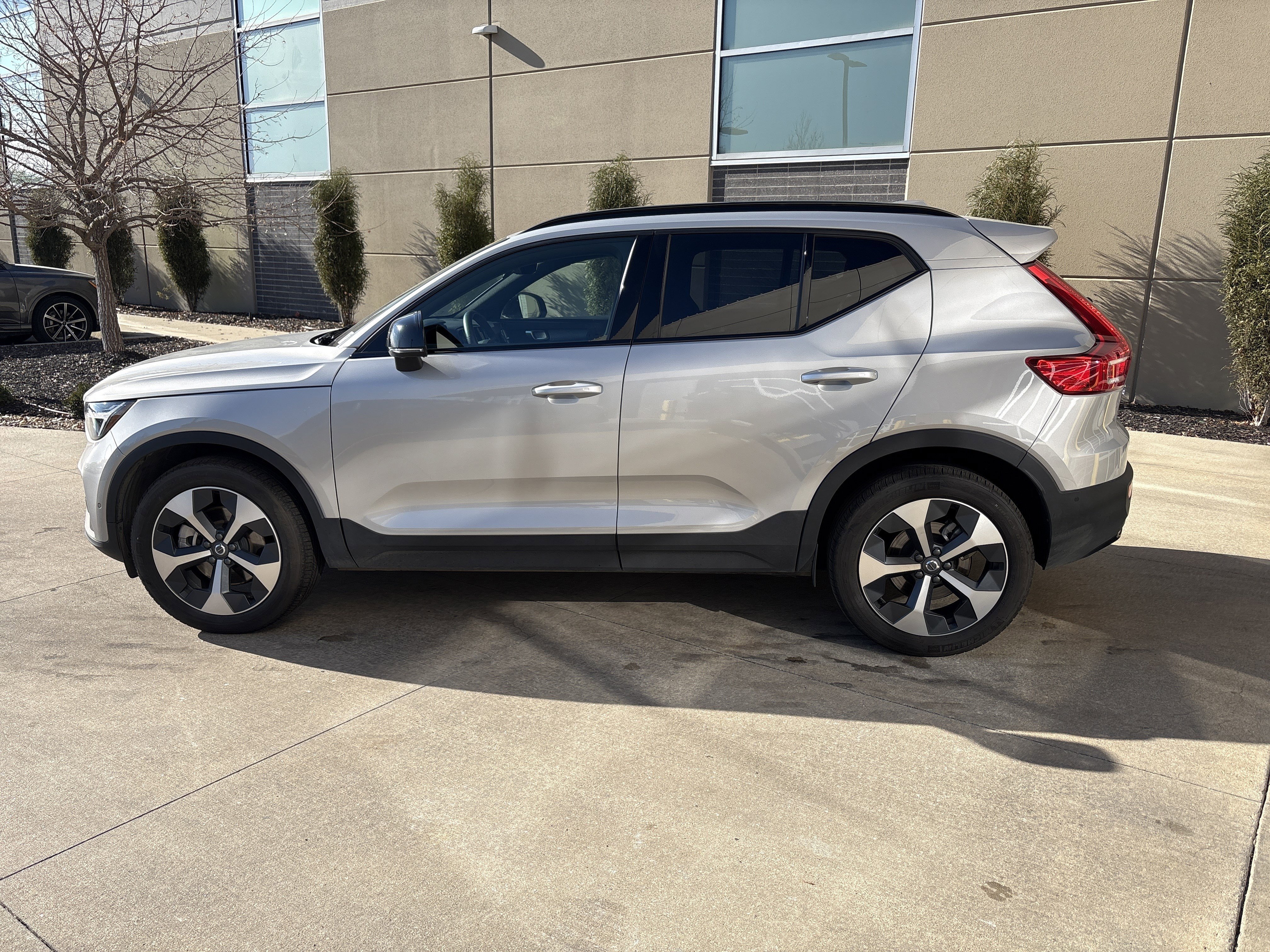 Used 2025 Volvo XC40 B5 Plus image 26