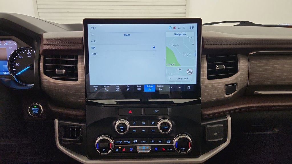 Used 2022 Ford Expedition Max Limited image 13