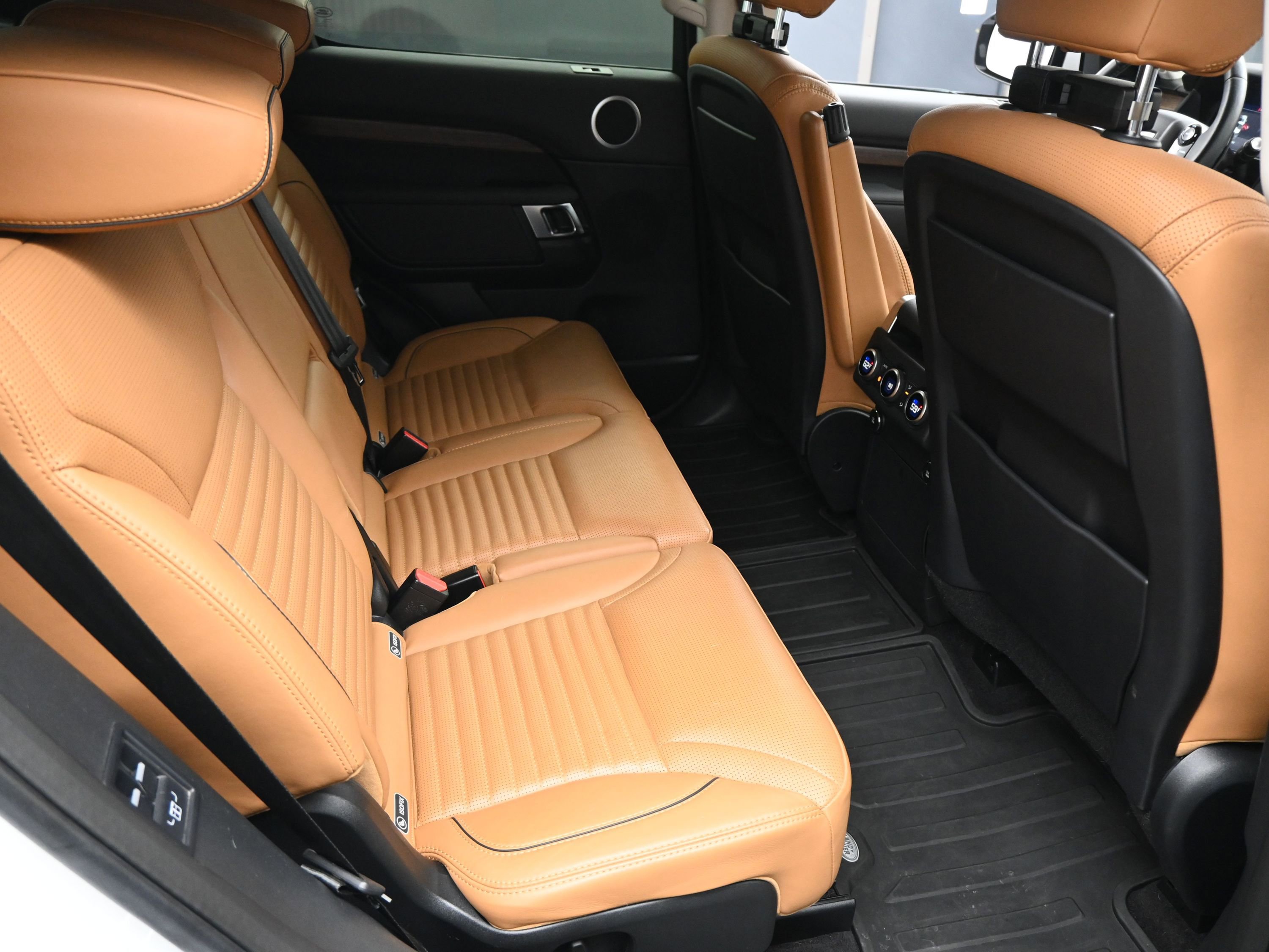 Used 2019 Land Rover Discovery HSE image 9