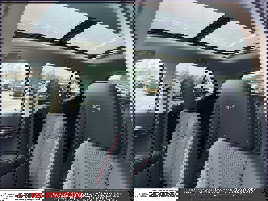 Certified 2023 Buick Envision Essence w/ Sport Touring Package image 23