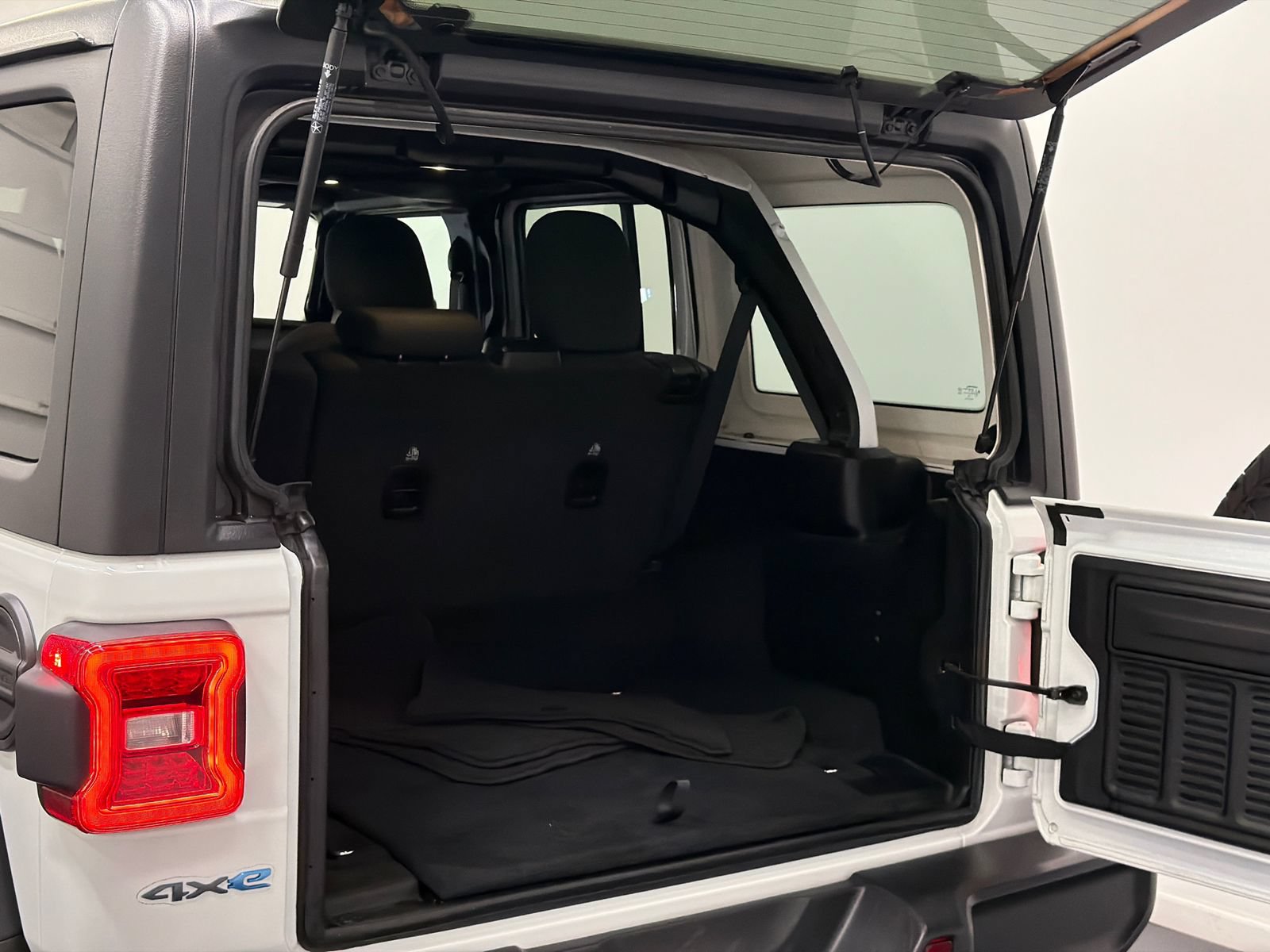 Used 2024 Jeep Wrangler Unlimited Rubicon 4xe AWD/4WD image 8