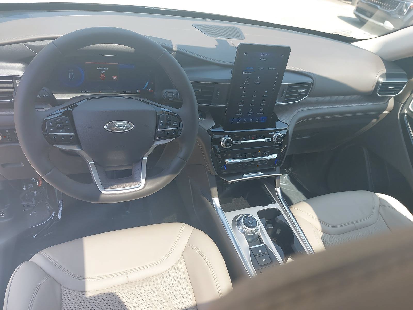 Used 2022 Ford Explorer Platinum w/ Equipment Group 601A AWD/4WD image 18