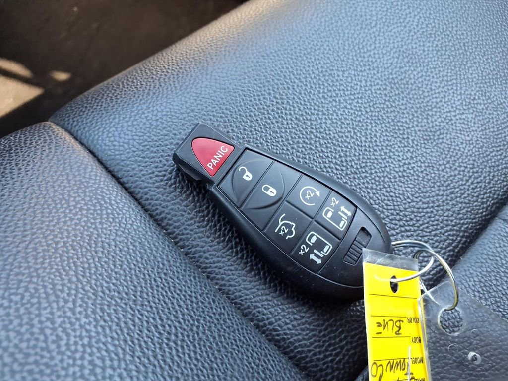 Used 2016 Chrysler Town & Country Touring w/ Driver Convenience Group FWD image 15