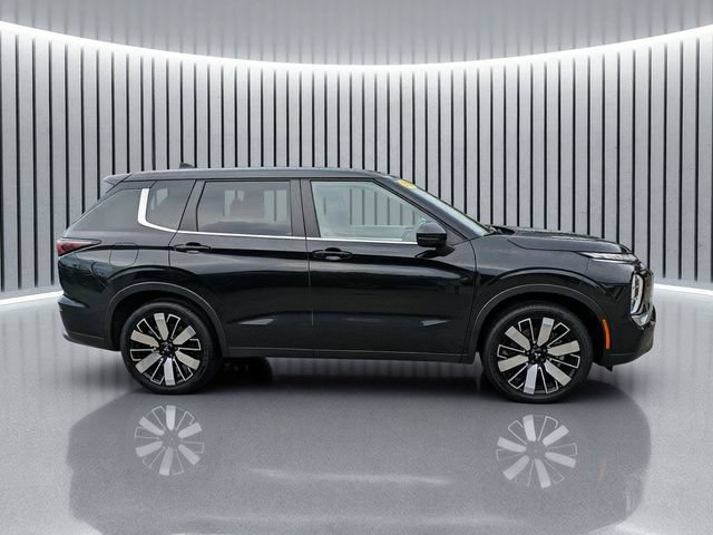 Used 2025 Mitsubishi Outlander SE FWD image 3