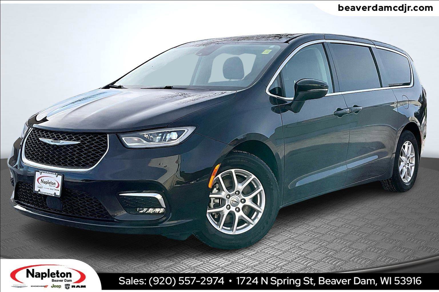 Used 2023 Chrysler Pacifica Touring-L image 1