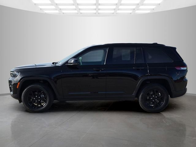 Used 2025 Jeep Grand Cherokee Altitude AWD/4WD image 7