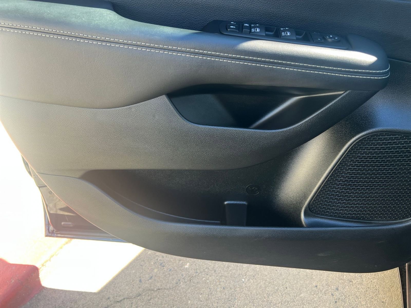 Used 2025 Chrysler Pacifica Select image 18