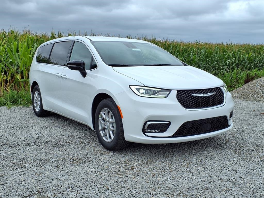 New 2026 Chrysler Pacifica Select image 2