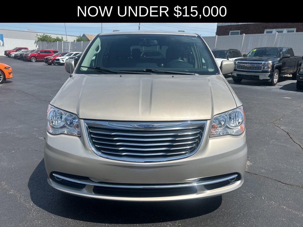 Used 2016 Chrysler Town & Country Touring FWD video 2