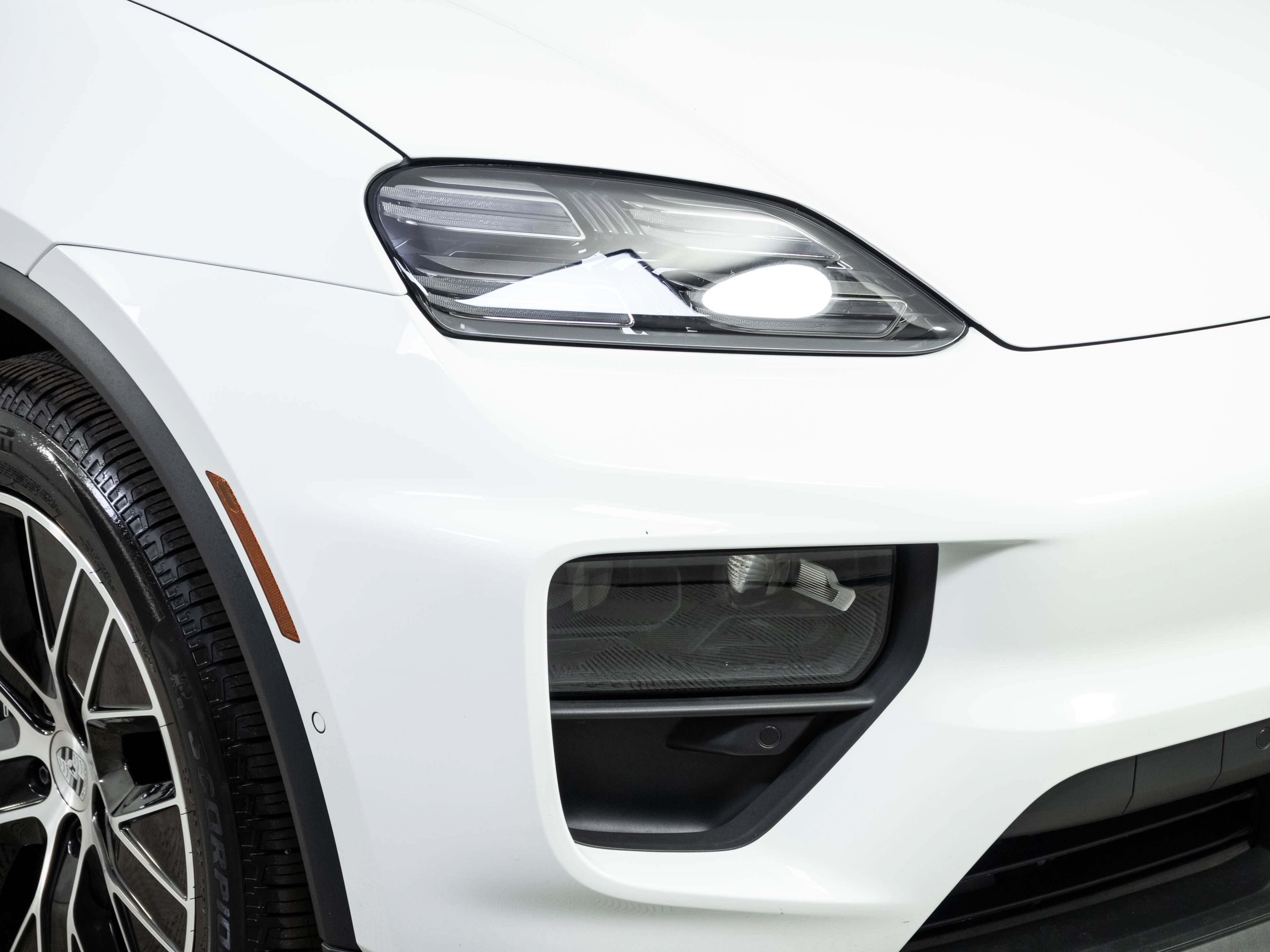 Used 2025 Porsche Macan Electric RWD image 38