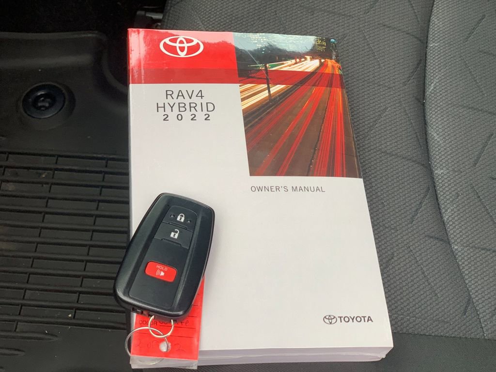 Used 2022 Toyota RAV4 XLE image 9