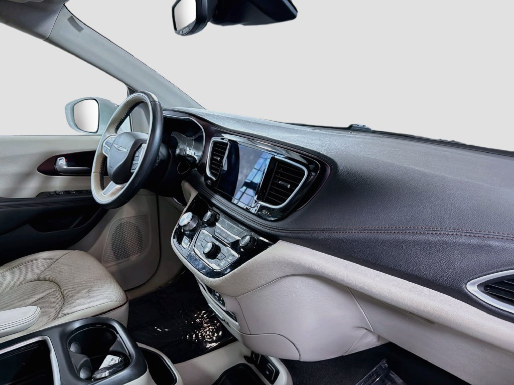 Used 2017 Chrysler Pacifica Limited w/ UConnect Theater Package FWD image 34