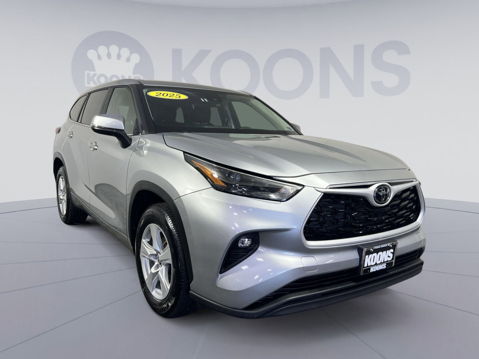 Used 2025 Toyota Highlander LE FWD image 2