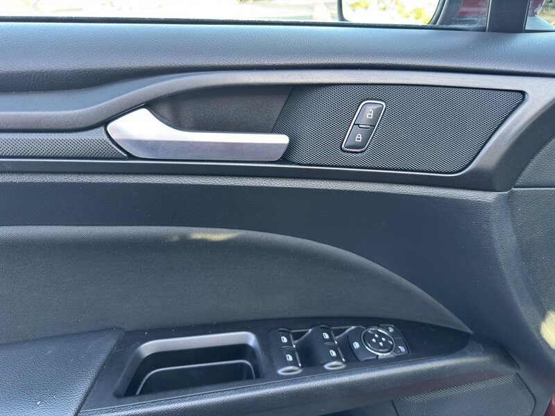 Used 2018 Ford Fusion SE w/ Equipment Group 201A FWD image 22