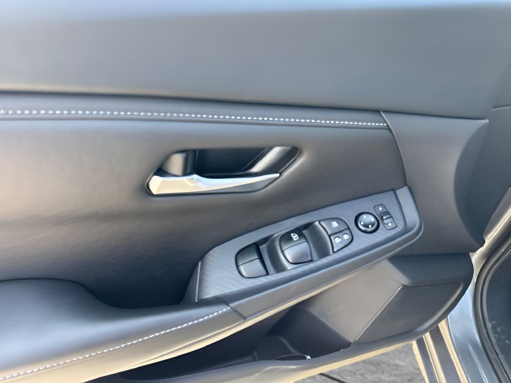 Used 2025 Nissan Sentra SV FWD image 17