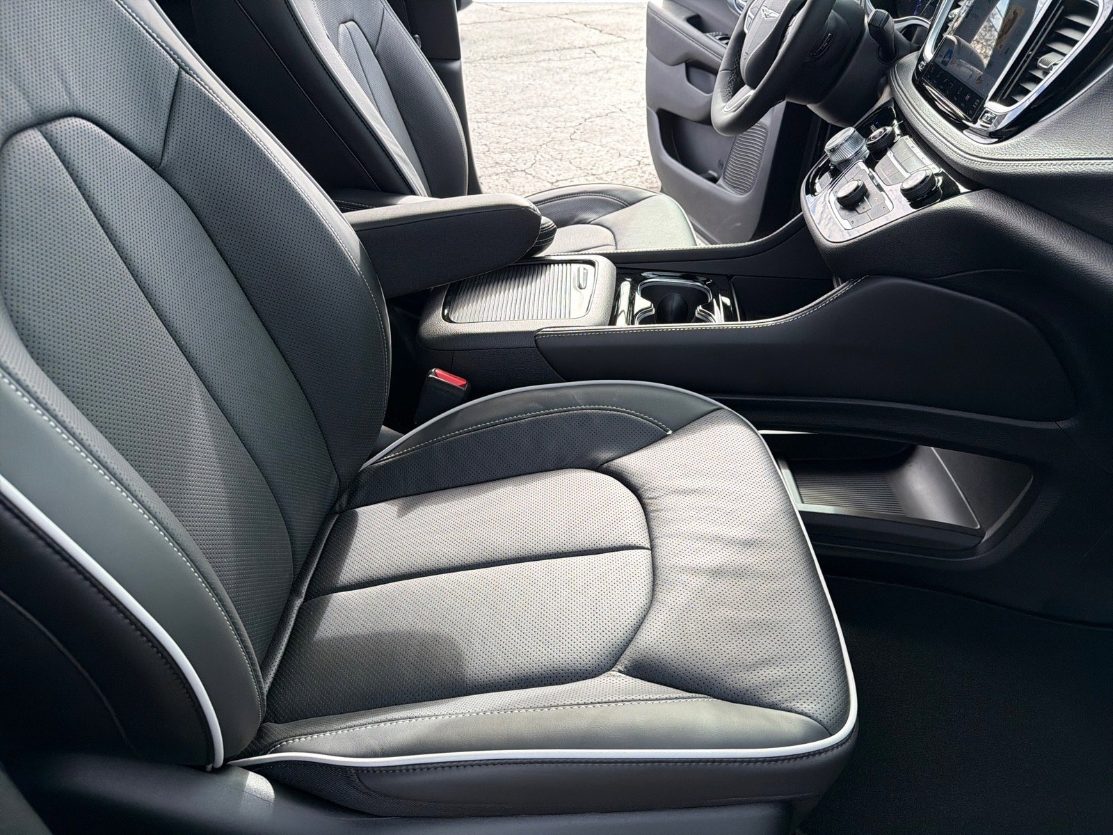 New 2026 Chrysler Pacifica Limited image 16