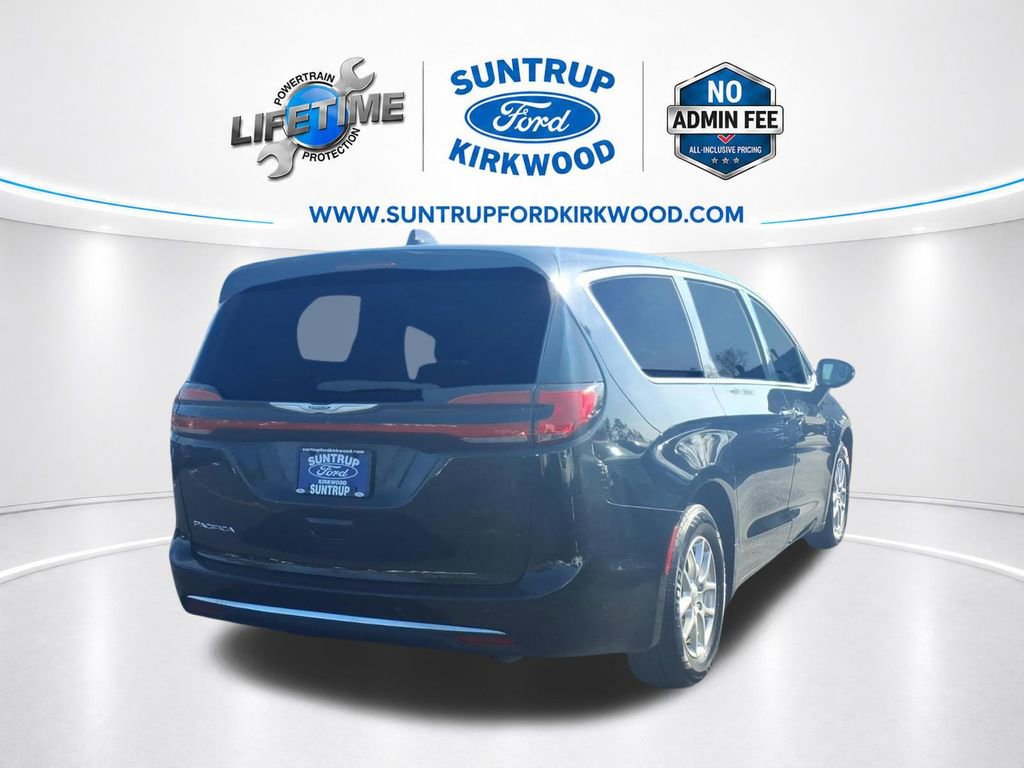 Used 2024 Chrysler Pacifica Touring-L FWD image 3