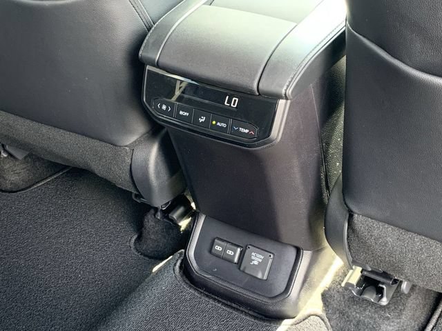 Used 2024 Toyota Highlander Limited AWD/4WD image 35