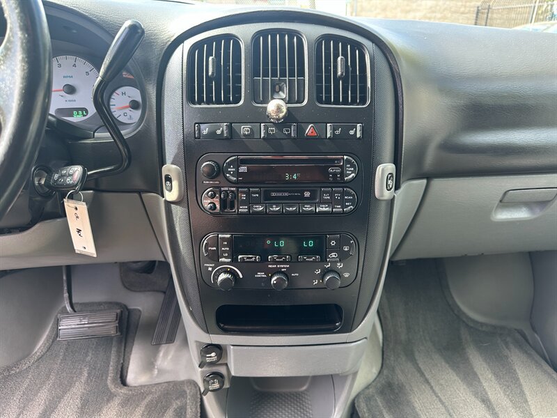 Used 2004 Dodge Grand Caravan SXT w/ Premium Group FWD image 21