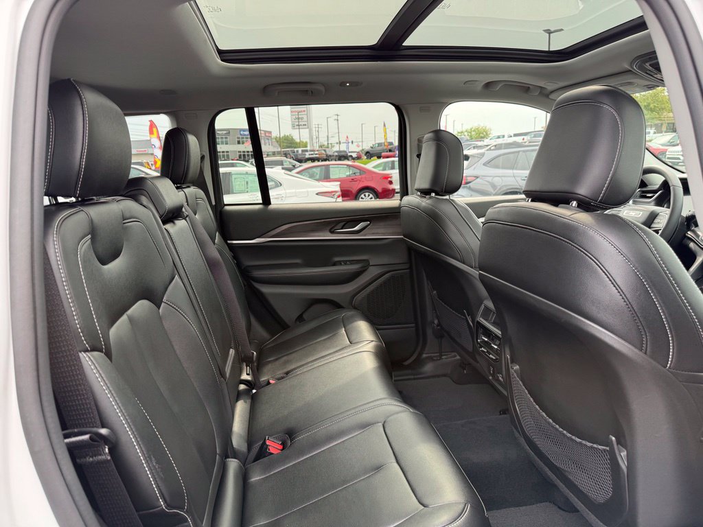 Used 2023 Jeep Grand Cherokee Limited w/ Black Appearance Package AWD/4WD image 16