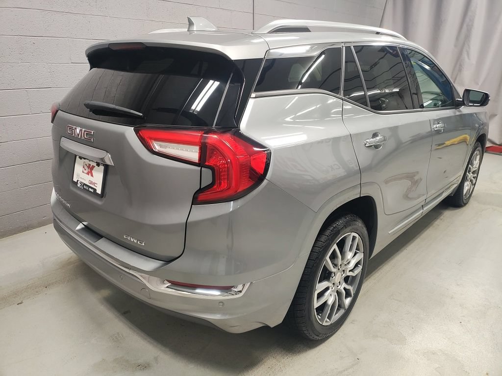Used 2023 GMC Terrain Denali w/ Denali Premium Package AWD/4WD image 2