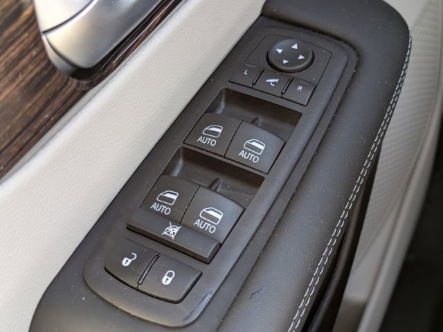 Used 2024 Chrysler Pacifica Limited image 24