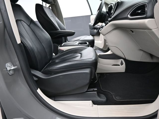 Used 2022 Chrysler Pacifica Touring-L image 18