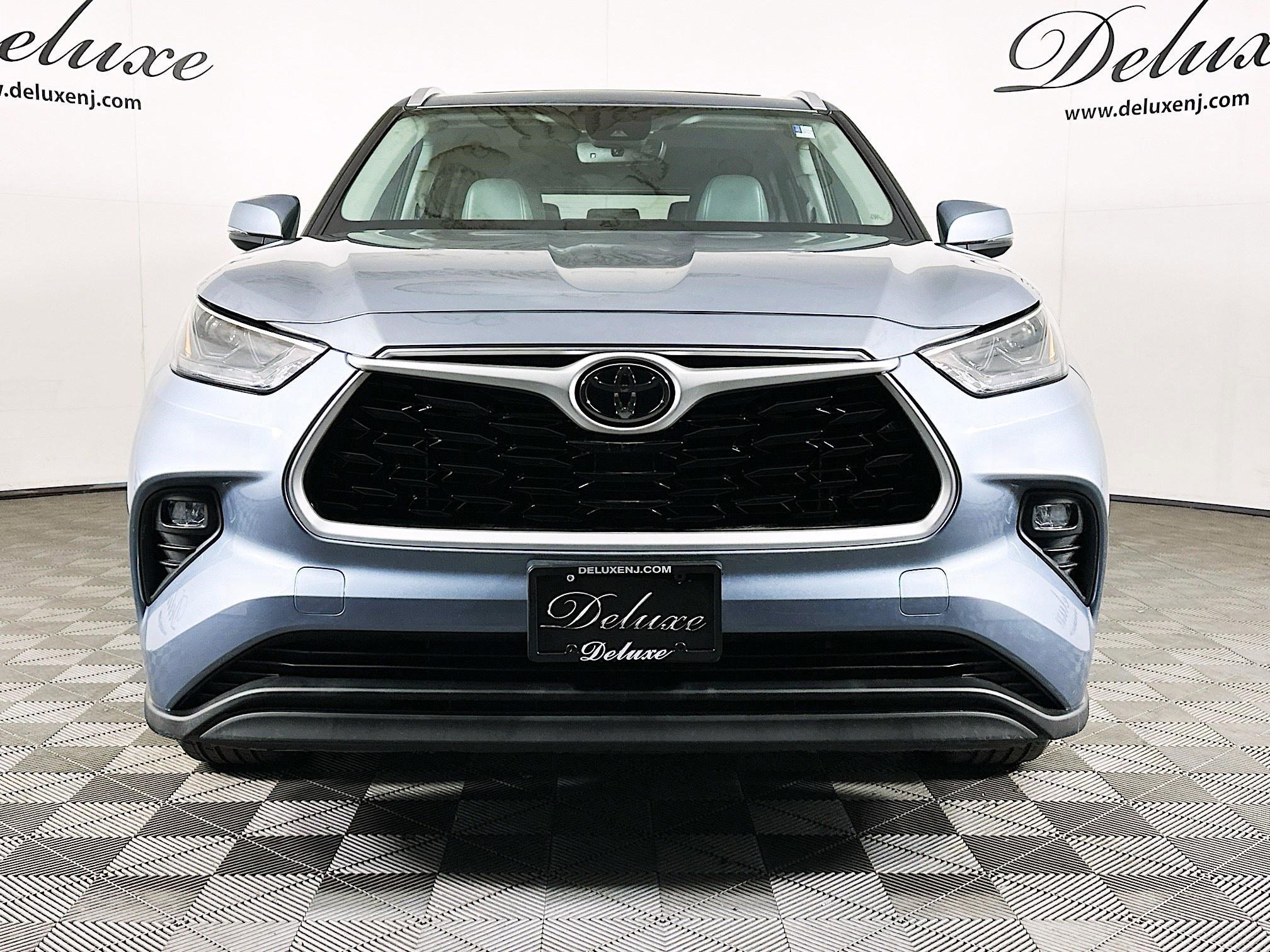 Used 2022 Toyota Highlander XLE AWD/4WD image 2