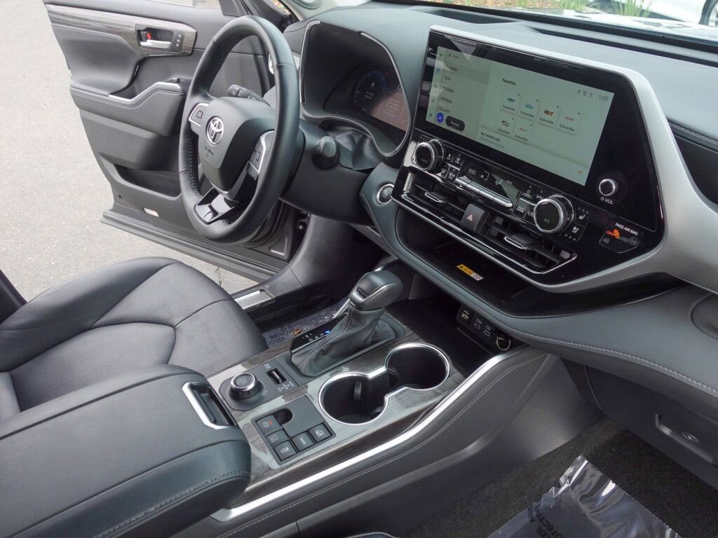 Used 2024 Toyota Highlander Platinum image 14