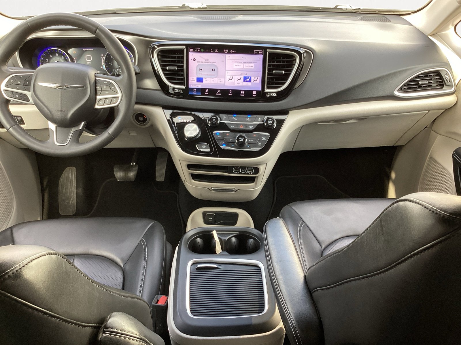 Used 2023 Chrysler Pacifica Touring-L image 4