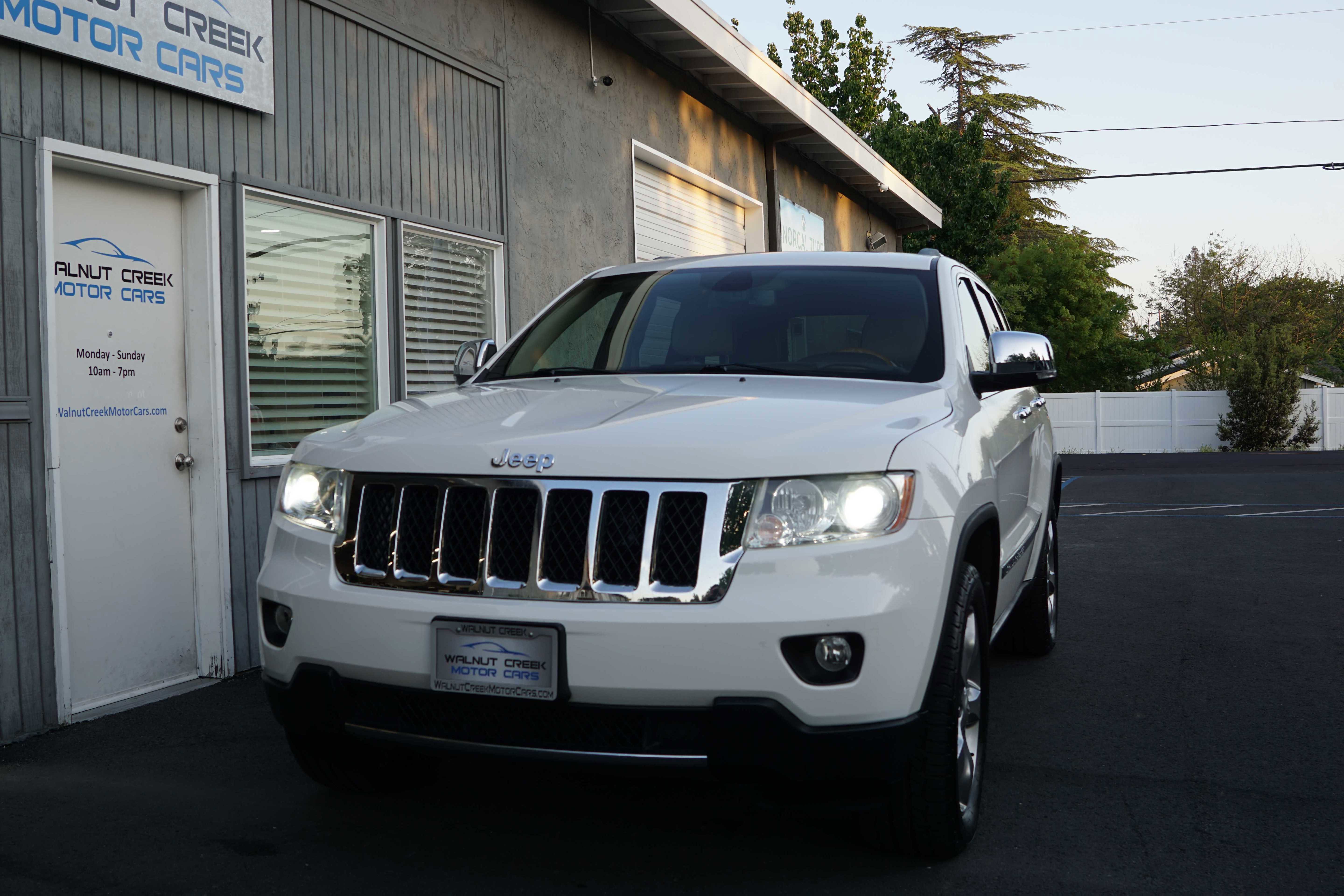 Used 2012 Jeep Grand Cherokee Overland image 2