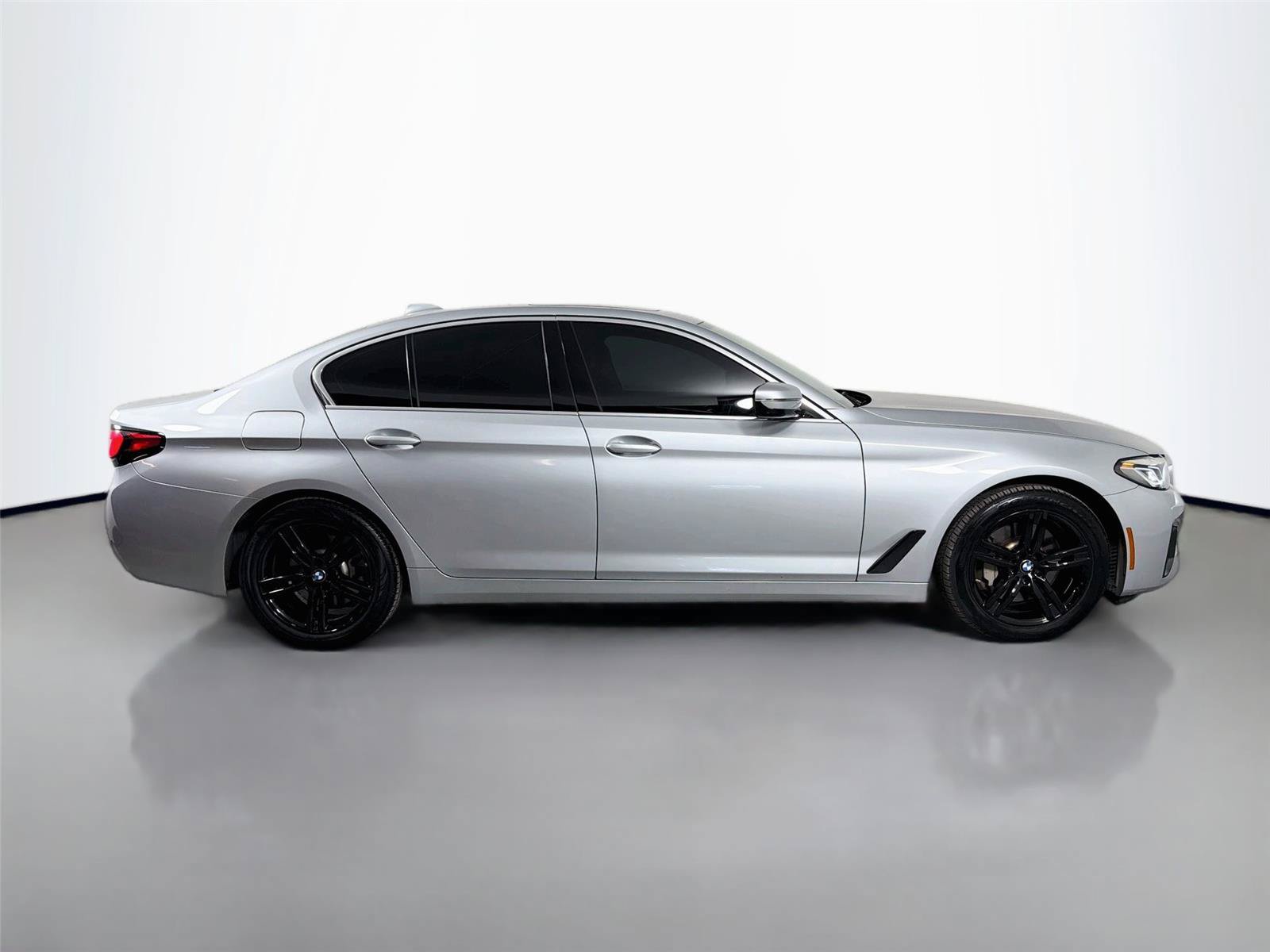 Used 2021 BMW 530e w/ Convenience Package RWD image 4