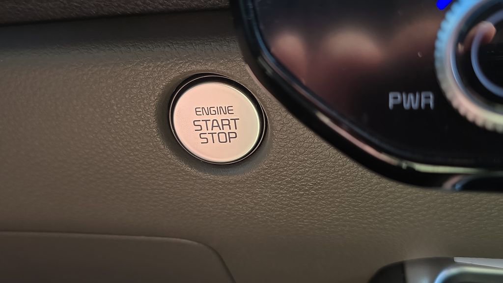 Used 2025 Kia Carnival FWD image 21