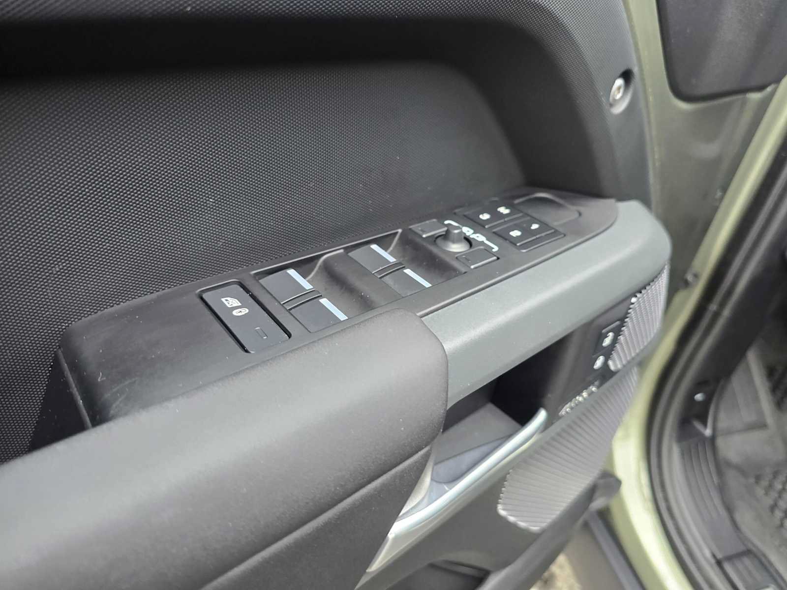 Used 2024 Land Rover Defender 110 X-Dynamic SE AWD/4WD image 21