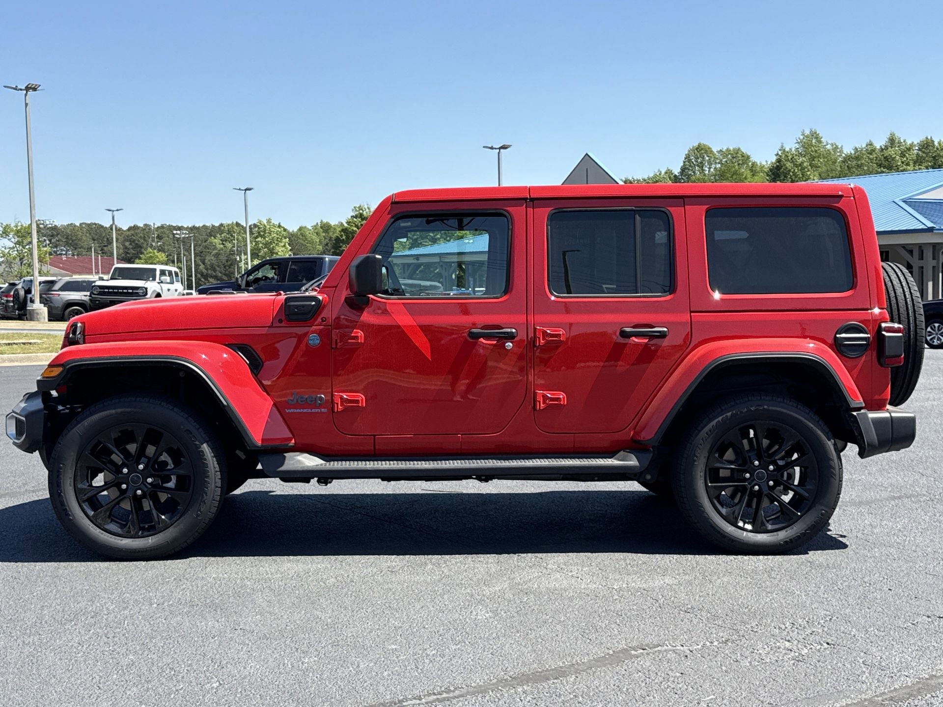 Used 2025 Jeep Wrangler Unlimited Sahara AWD/4WD image 17