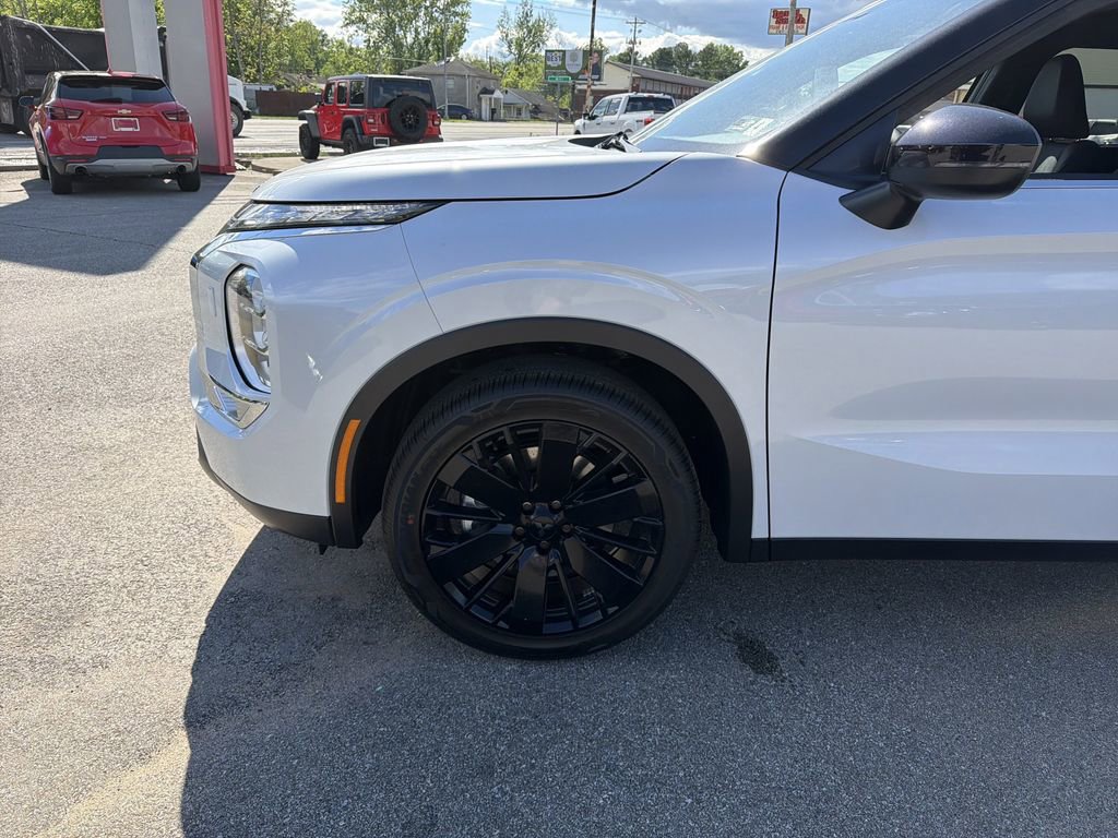 New 2026 Mitsubishi Outlander LE AWD/4WD image 11
