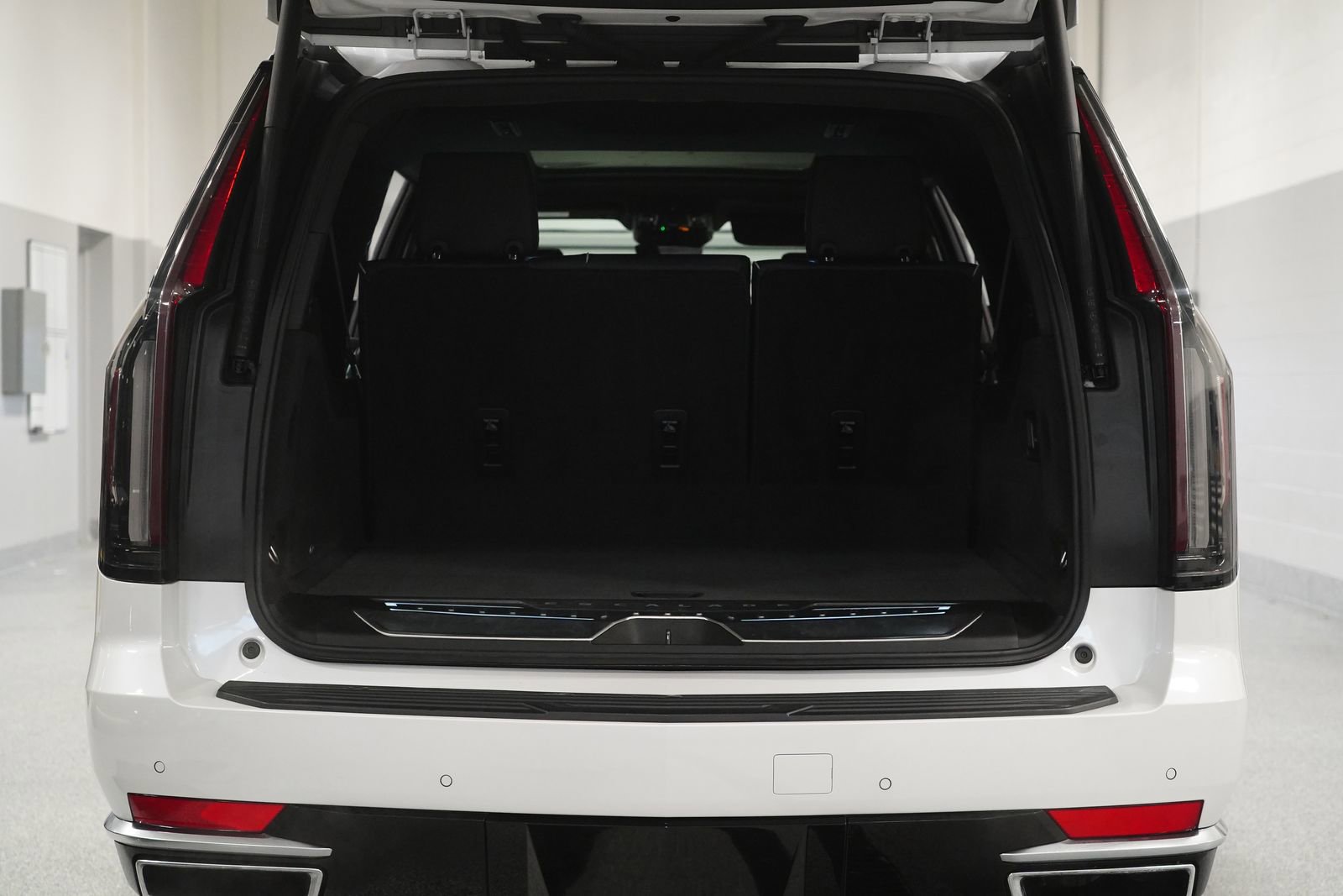 Used 2021 Cadillac Escalade ESV Premium Luxury w/ Driver Assist Tech Package image 38