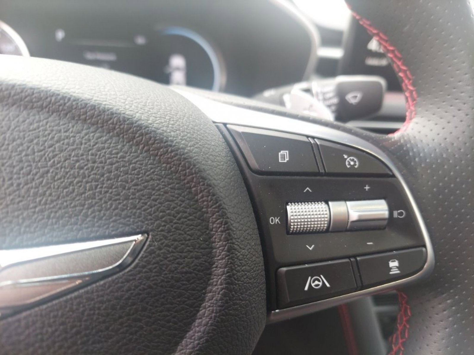 Used 2023 Genesis G70 3.3T w/ Sport Prestige Package image 21